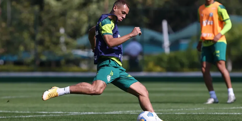 Breno Lopes na lateral e três zagueiros, veja a provável escalação do Palmeiras 