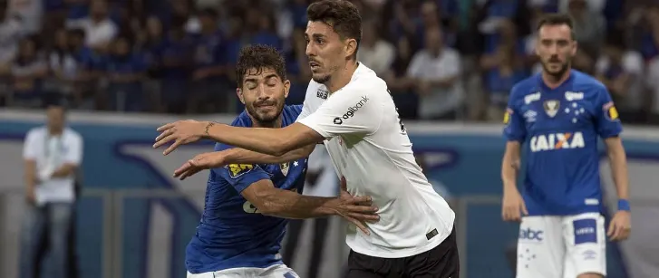 Danilo Avelar busca primeiro gol com a camisa do Corinthians