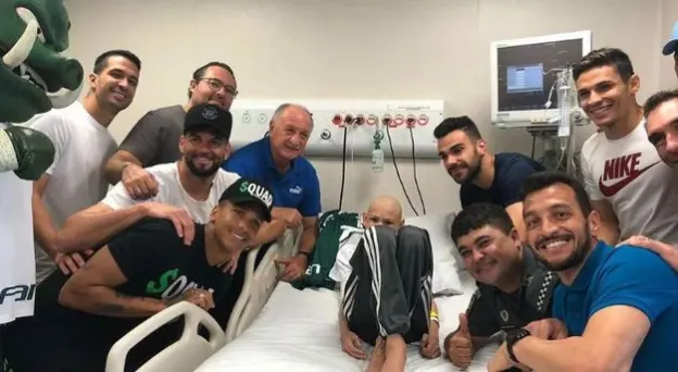 Menino que recebeu visita de Felipão e do Palmeiras tem alta de hospital