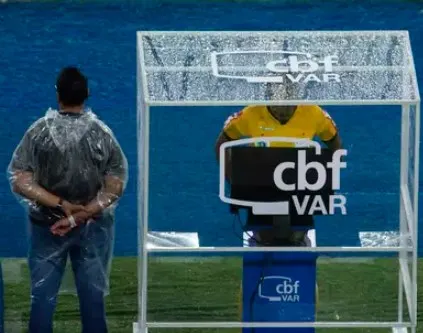 VAR foi usado 14 vezes na 1ª rodada do Brasileiro, 'decidiu' dois jogos e só não apareceu em um: veja balanço