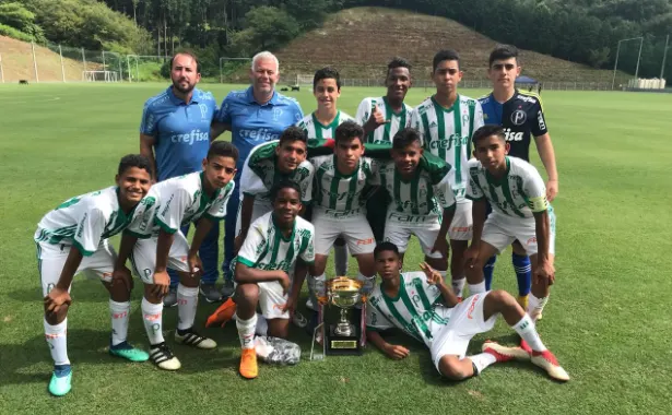 Verdão campeão no Japão: Sub-13 conquista a taça da Mito HollyHock Cup