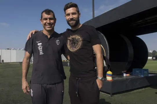 De férias, Felipe visita CT e reencontra ex-companheiros do Corinthians