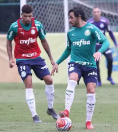 Ricardo Goulart integra elenco em treino com bola pela primeira vez