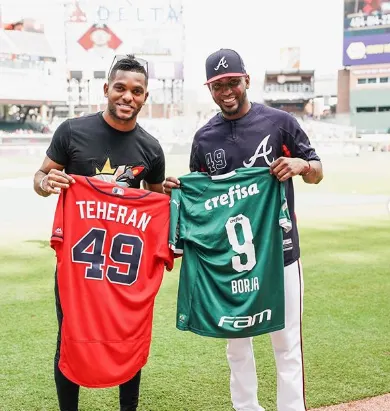 Borja acompanha jogo de beisebol e troca camisa com amigo colombiano