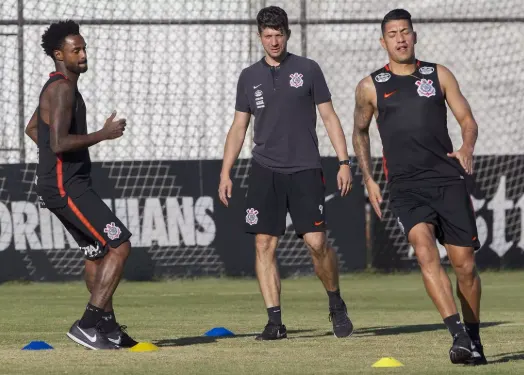 [ENQUETE] Quem merece a vaga no meio-campo do Timão: Ralf ou Renê Júnior?