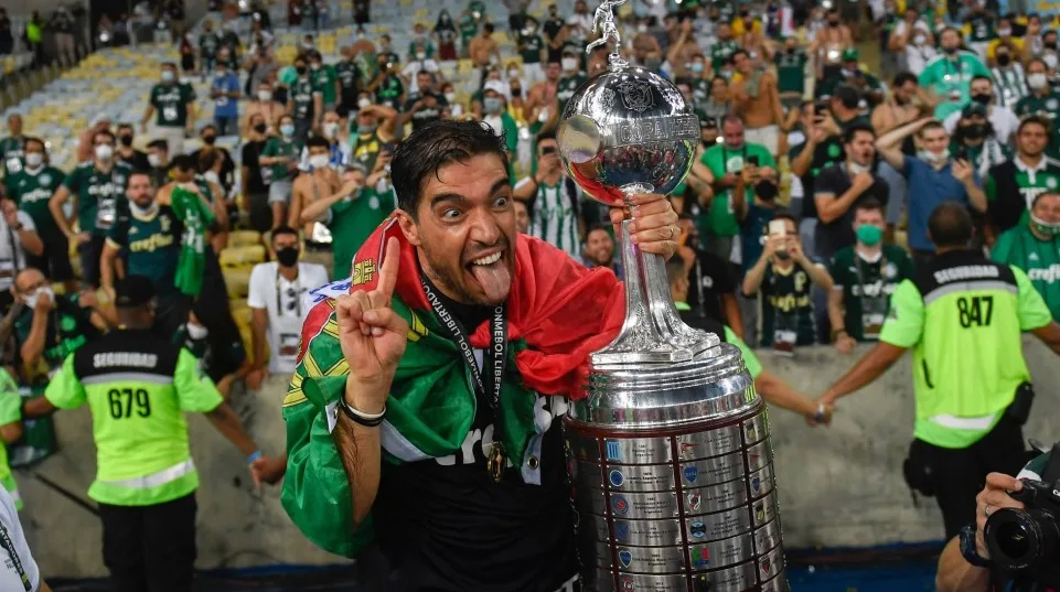 Com título da Recopa, Abel Ferreira deve se isolar como sexto técnico mais vitorioso pelo Palmeiras