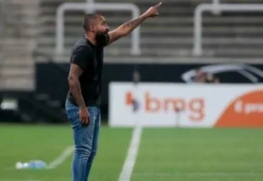 Coelho pede Corinthians mais ligado no início dos jogos e elogia o time