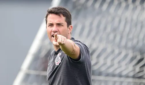 Loss diz que vai ser o que nunca teve e promete não cobrar títulos na base do Corinthians