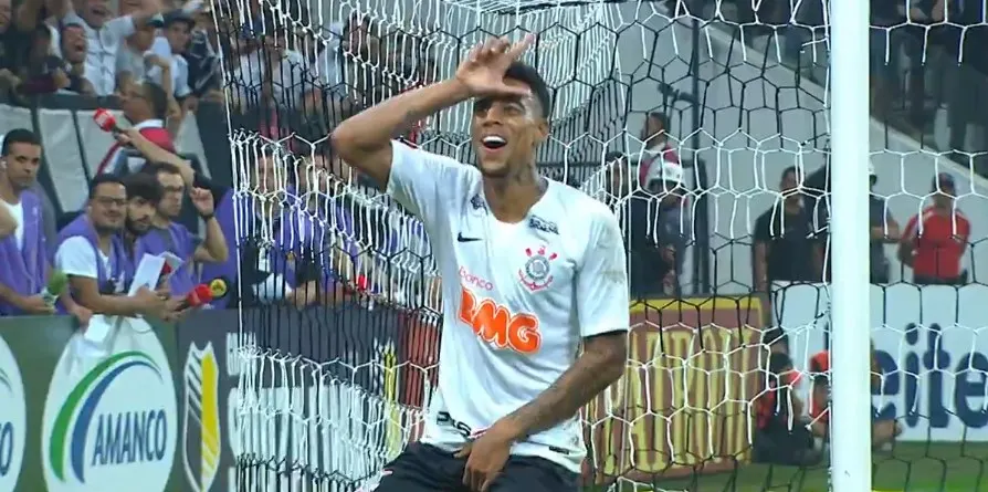 Com lances polêmicos, Corinthians vence São Paulo graças a gol de Gustagol