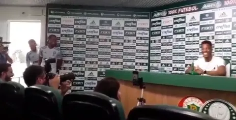 Tchê Tchê se despede do Verdão em coletiva animada