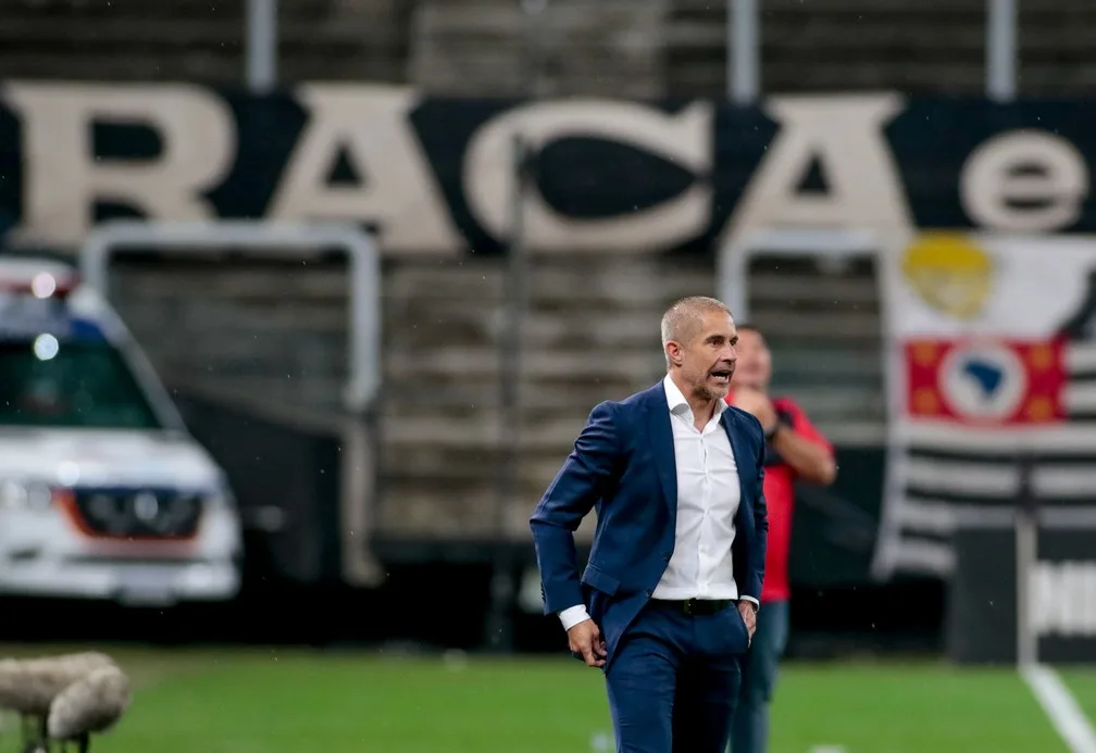 O que já se viu de Sylvinho no Corinthians em derrota marcada por erros individuais