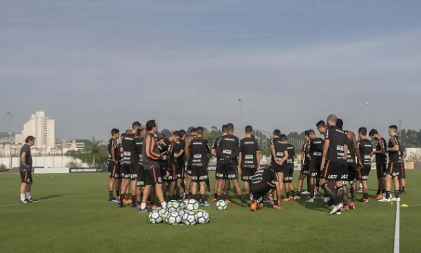 Com cautela, Corinthians pensa em reduzir o elenco