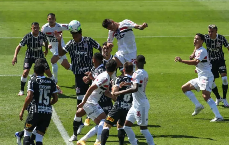 São Paulo marca nos acréscimos e vence o Corinthians no Morumbi