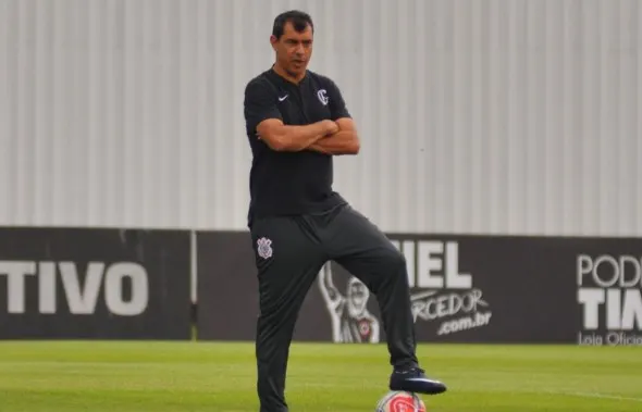 Com portões fechados, Carille comanda treino tático no Corinthians