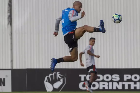 Com desfalques, Roger substitui Romero no ataque do Corinthians