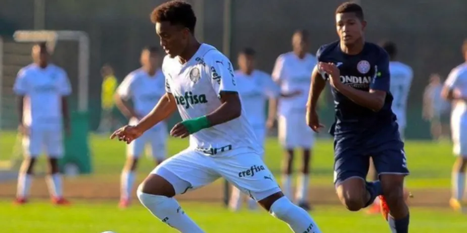 Antes do duelo diante do Flamengo, destaques do Palmeiras Sub-16 treinam com a equipe profissional