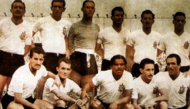 Há 65 anos, Corinthians derrotava o Barcelona pela Pequena Taça do Mundo