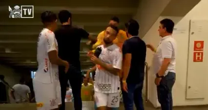 Clayson não cumprimenta Duílio na entrada do vestiário e aumenta rumores sobre sua saída 