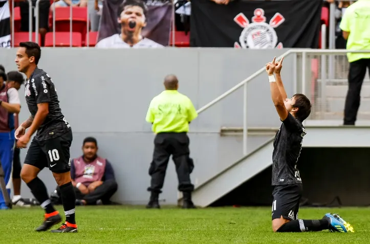 Com hat-trick, Romero chega a 37 gols e entra para o Top 10 de artilheiros do Timão neste século