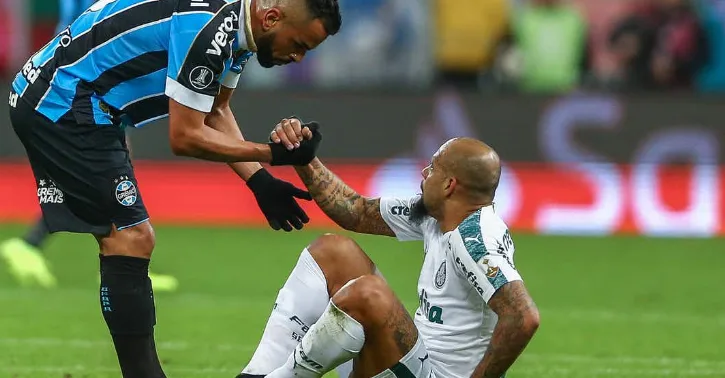 Felipe Melo é expulso contra o Grêmio e deixa o campo chorando