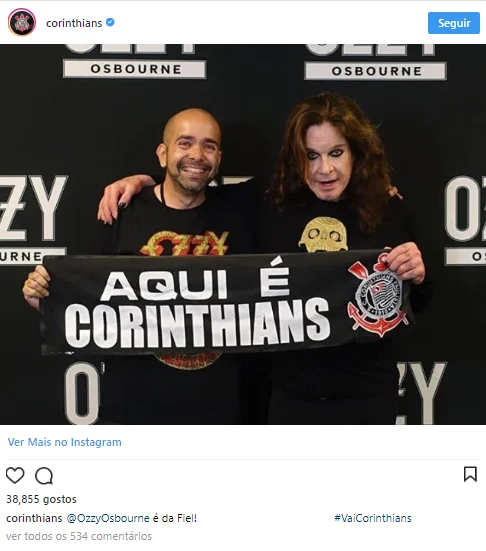 Durante turnê no Brasil, Ozzy Osbourne posa com faixa do Corinthians 