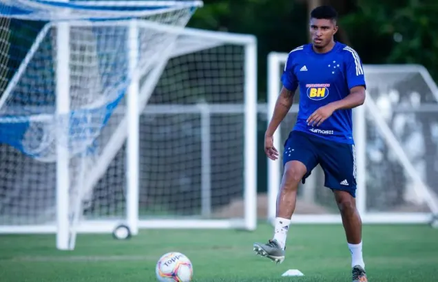 Corinthians estende período de contrato e chega a acordo por Éderson