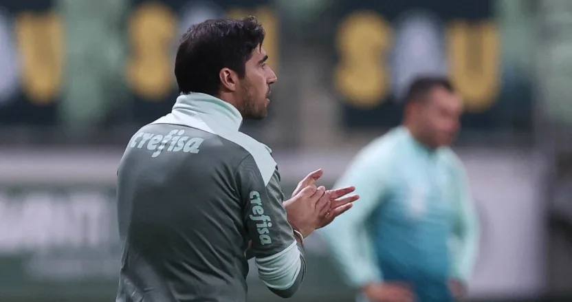 Após eliminação, torcedores do Palmeiras protestam na porta do Allianz Parque