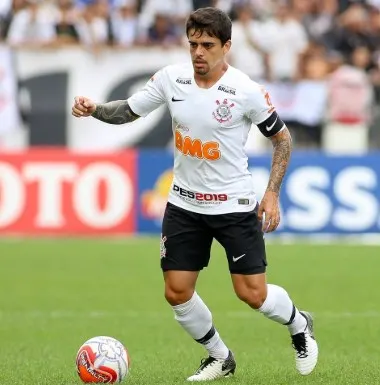 Com Fagner de volta, Corinthians relaciona 23 jogadores para pegar o Santos