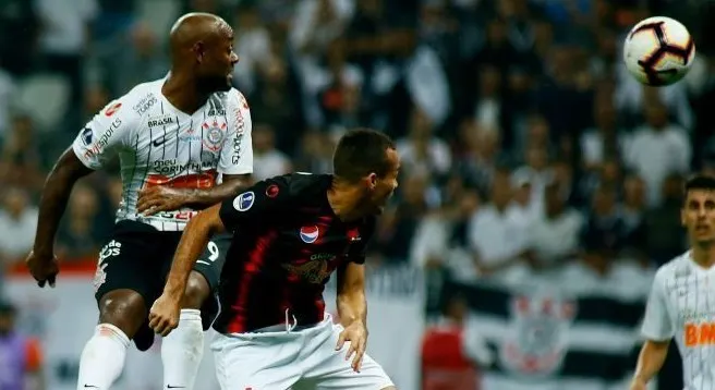 Corinthians vence Lara com gols de Love e Gustagol na Sul-Americana