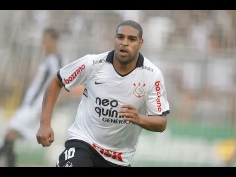 Em dia de Flamengo x Corinthians, Adriano usa camisa personalizada do Flamengo