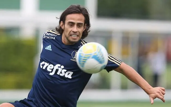 Valdívia acerta salário com Palmeiras e fica perto de voltar ao clube, segundo jornal