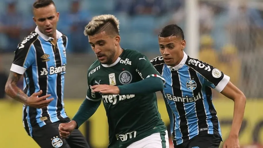 Jornalista flagra lateral do Palmeiras pagando geral após empate com direito a palavrões