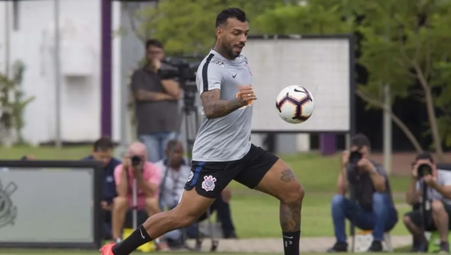 Michel Macedo conta com respaldo de Carille para manter lado direito em alta