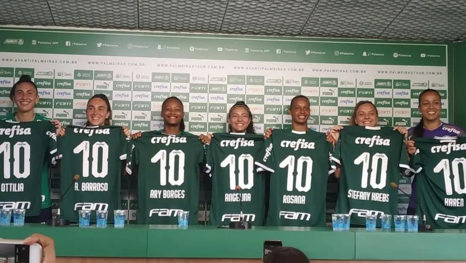 Libras e emoção: Palmeiras apresenta sete reforços para o time feminino