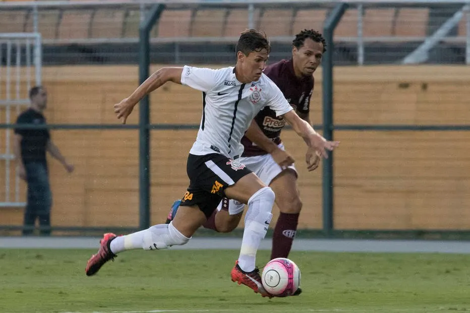 Mateus Vital ganha pontos com Carille após estreia na Libertadores