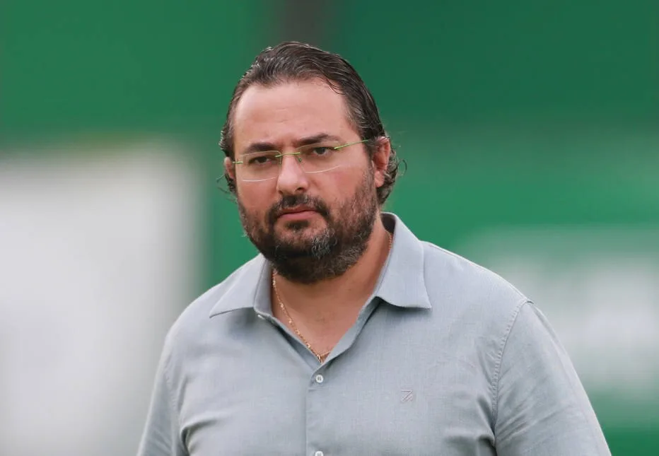 Diretor do Palmeiras abre possibilidade para contratar zagueiro