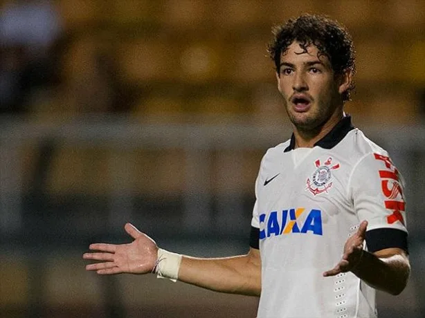 Atlético monitora situação de Pato e pode copiar Corinthians em caso André