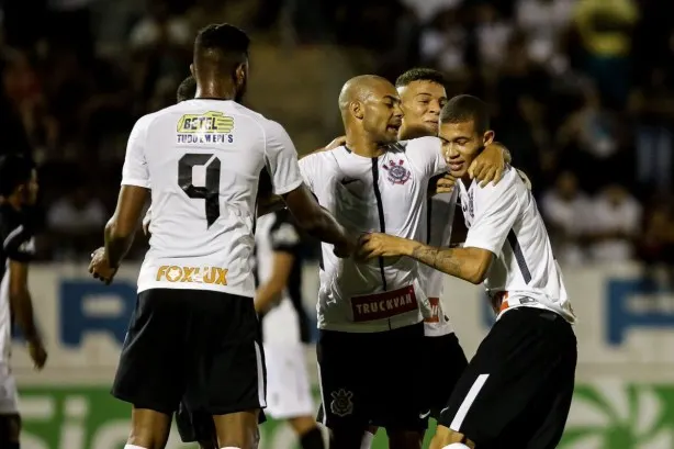 Corinthians sofre, mas supera Sport nos pênaltis e segue em busca do bi