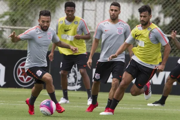 Carille esboça time titular com uma alteração e uma possível mudança de esquema