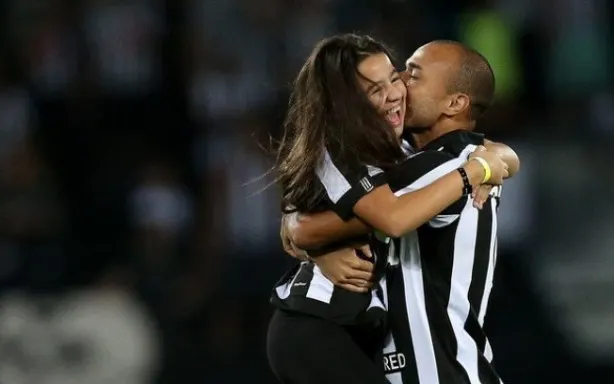 Homenagem do Corinthians para a filha emociona Roger