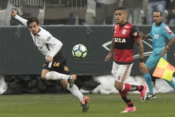 Pesquisa aponta empate técnico entre Corinthians e Flamengo em ranking de maiores torcidas 