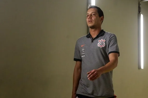 Rodriguinho tenta explicar gol anulado e cobra melhora no Corinthians