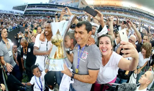 Sucesso de Carille no Corinthians faz clubes efetivarem auxiliares no Brasil