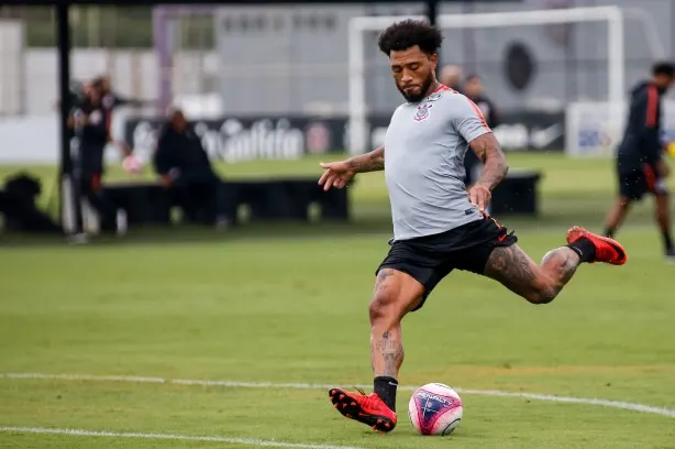 Alessandro explica situação de Kazim, sem chances no Corinthians: 'Sai se chegar algo excepcional'