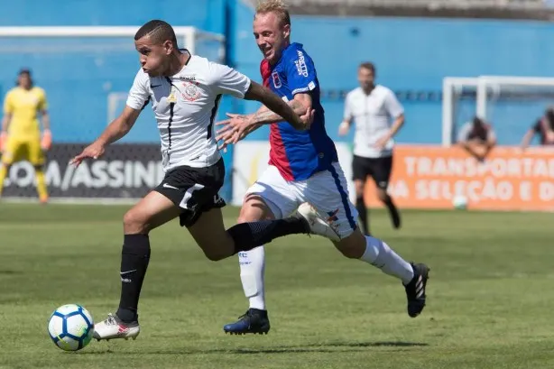 Sidcley se torna exceção contratual e brilha no Corinthians 