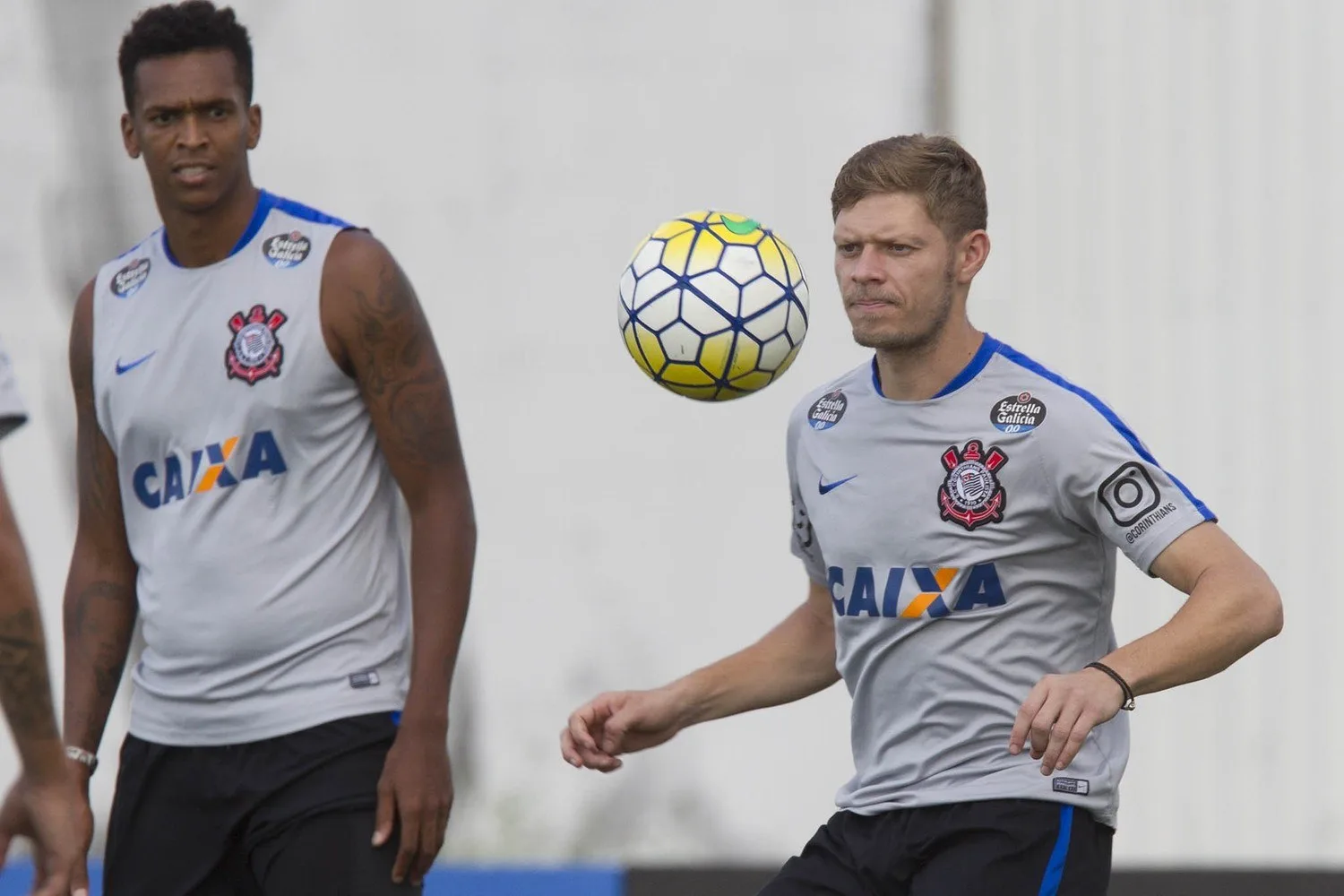 Carille barra Jô no Corinthians e escala dupla da sub-20 contra Palmeiras