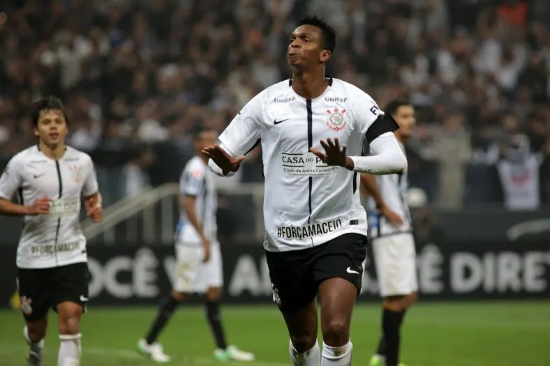 Corinthians leva susto com Luís Fabiano, mas faz 5 a 2 no Vasco e lidera