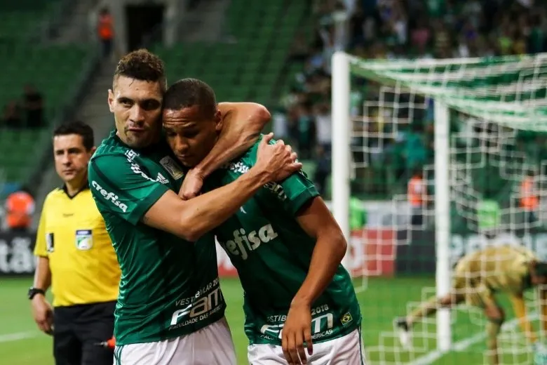 Com dois de Deyverson, Palmeiras vence no pior público do Allianz