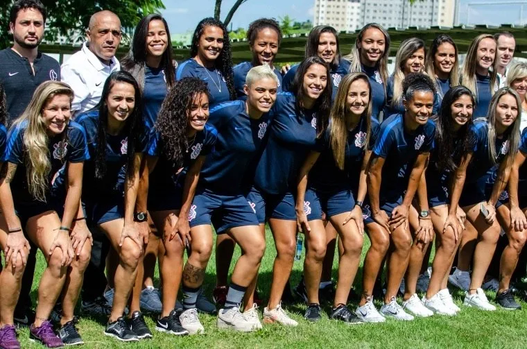 Jogadoras de futebol do Corinthians ganham bolsas de estudo