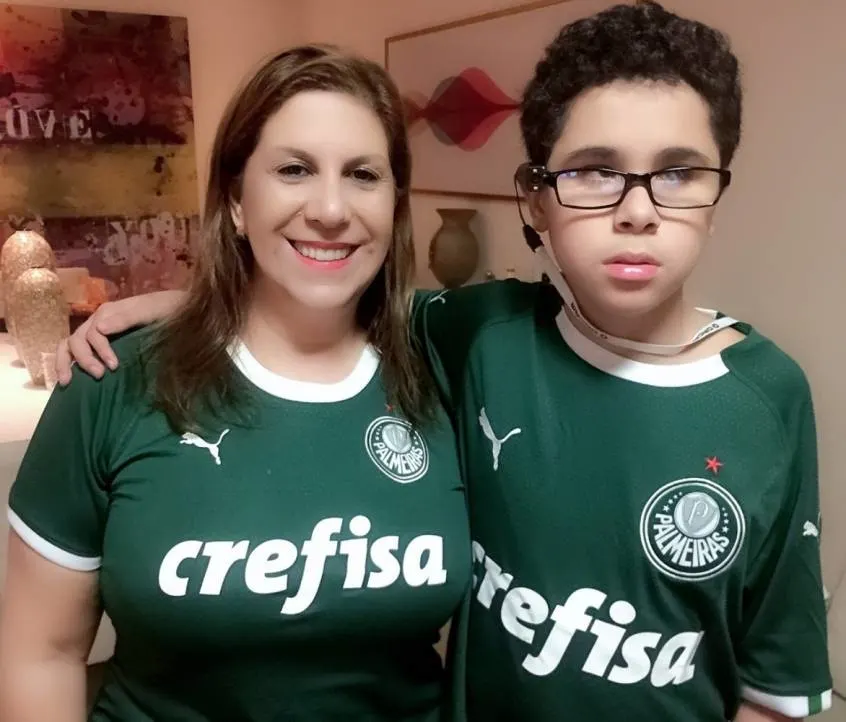 Mãe que narra jogos para filho deficiente vira série da Fifa 